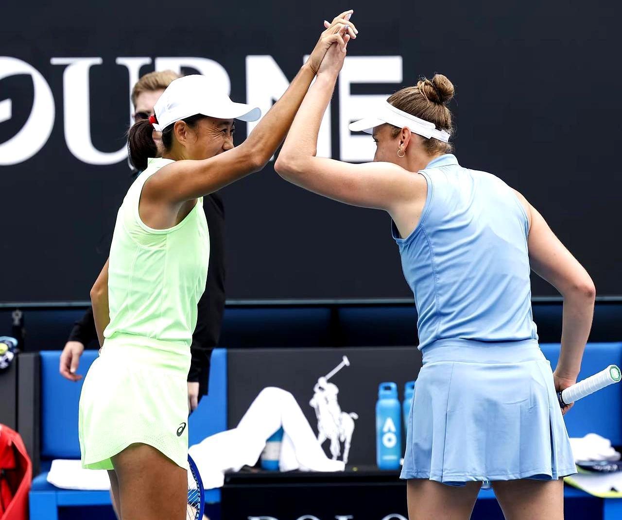 16天前，她刚捧起澳网冠军奖杯。今天，迪拜站次轮出局。两个3比6，脆败。全