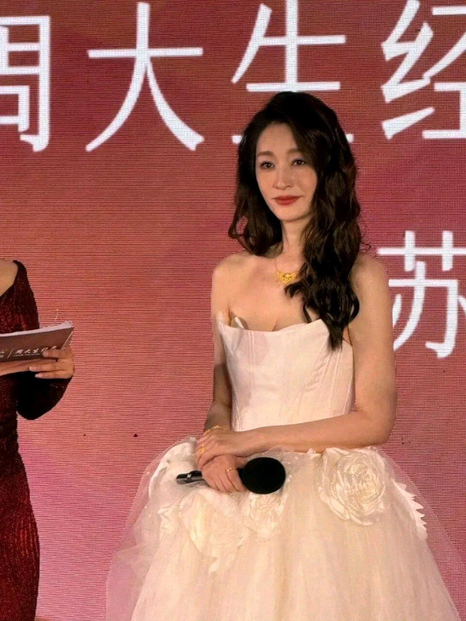 李小冉这是彻底火出圈了！最近她在徐州和长沙参加线下活动，那场面简直太疯狂。粉丝们
