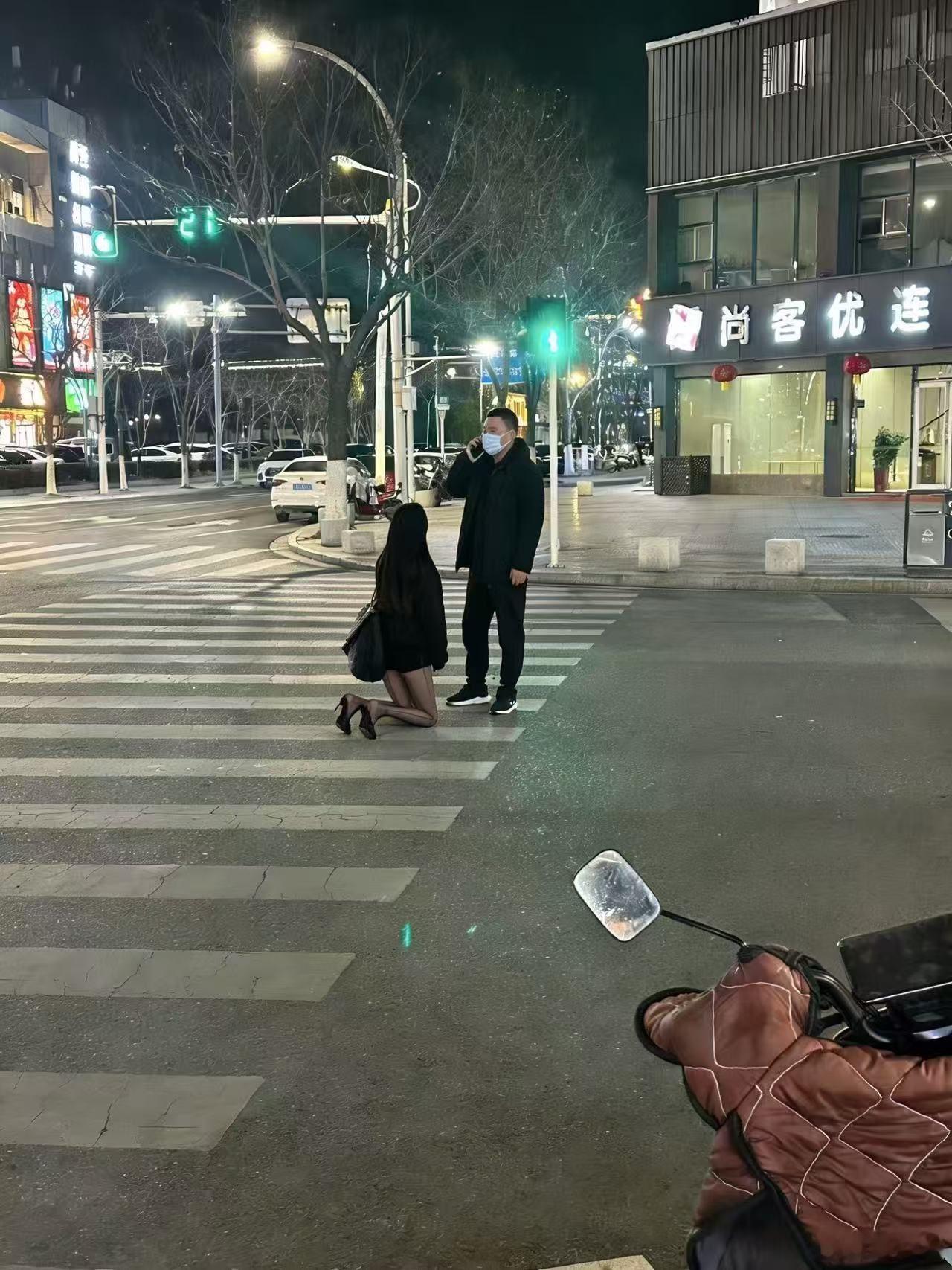 请问这是咋回事？A.爸爸教训青春期叛逆女儿；B.老师捉到夜不归宿女学生；C.崩老