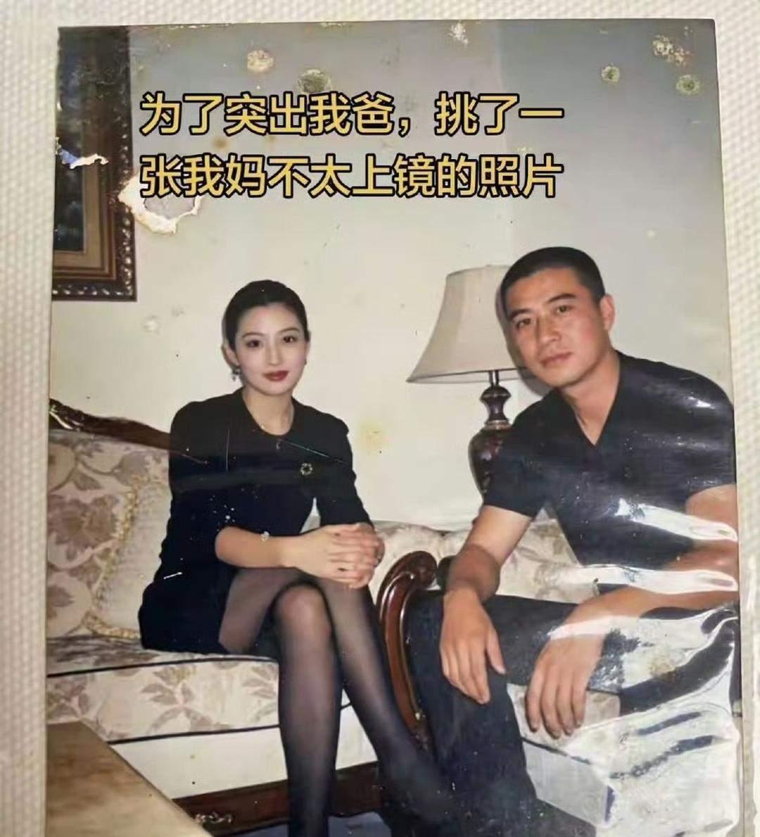 这张老照片，女子也太漂亮了吧？感觉的出来应该是九十年代的老照片了，那时室内的布