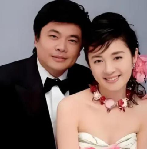 2004年，亿万富翁丁健对妻子说：“给你一个亿，离婚吧，我爱上别人了”，可妻子抱