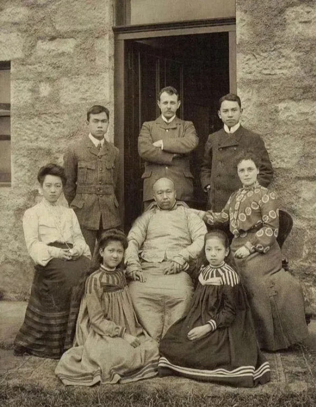 他穿的是裤子吗？怎么看起来这么奇怪？1904年苏格兰阿伯丁女子学校留影，康有为