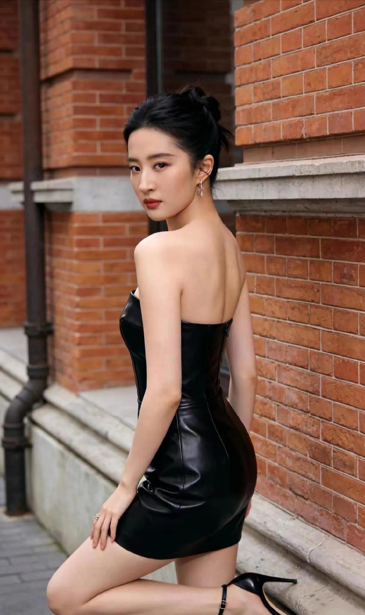 刘亦菲这组街拍，直接把“天仙下凡”焊在了身上！✨黑色抹胸皮裙勾勒出完美曲线，利