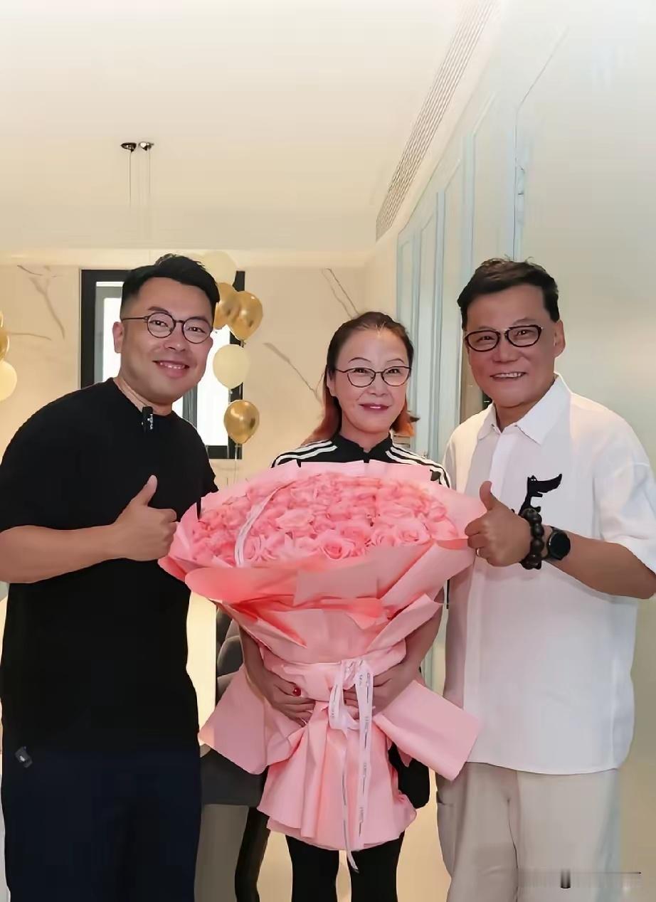 李国庆的妻子张丹红专门宴请给自己家婚房装修的设计团队，说百分之一百二的实现了自己