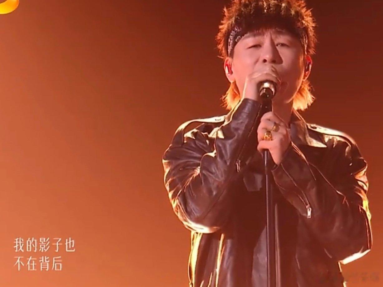 歌手直播胡彦斌编曲大魔王没有拘泥于传统演唱模式，大胆融合舞台器械，舞台创意感直