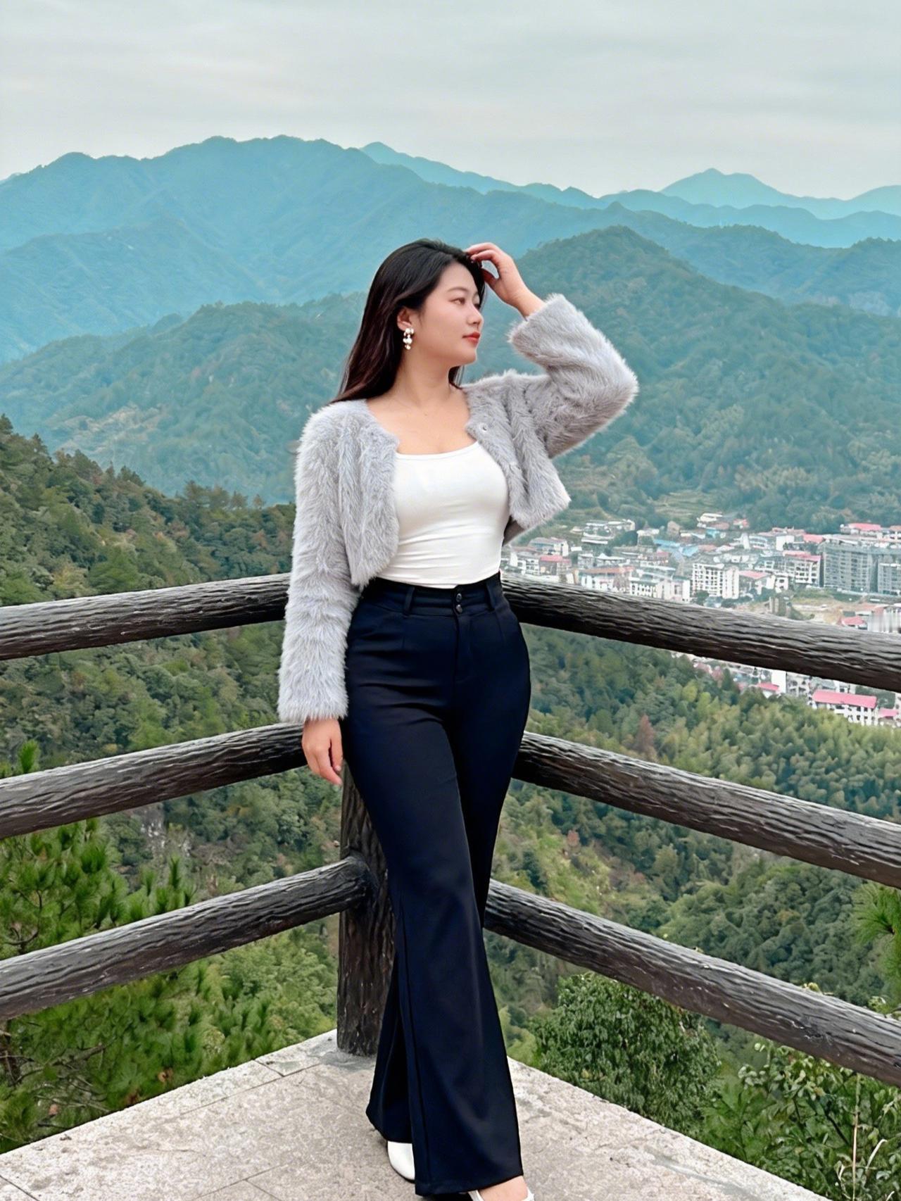 《山巅风致》云叠青山远，风裁玉影柔。轻裘承晓色，凭栏意未休。林泉藏秀色