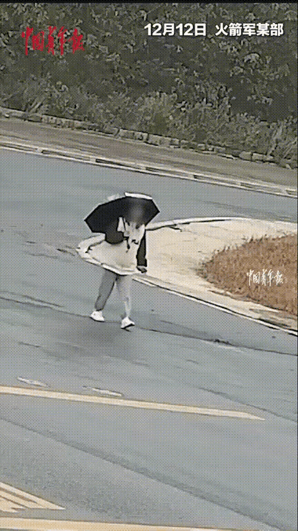 救人的同时也要加强警惕，毕竟是火箭军，军中之重！火箭军某部，一女孩突然感到自