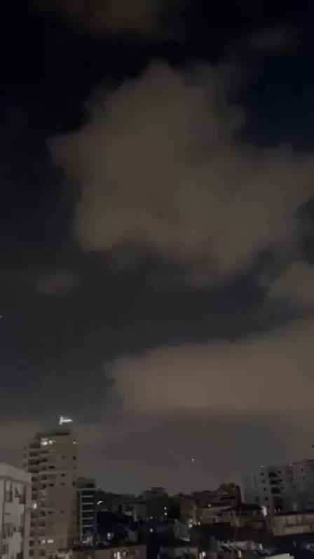 “2吨弹头+高超音速突防”，伊朗新型中程弹道导弹撕裂以军防御！伊朗首次使用“霍