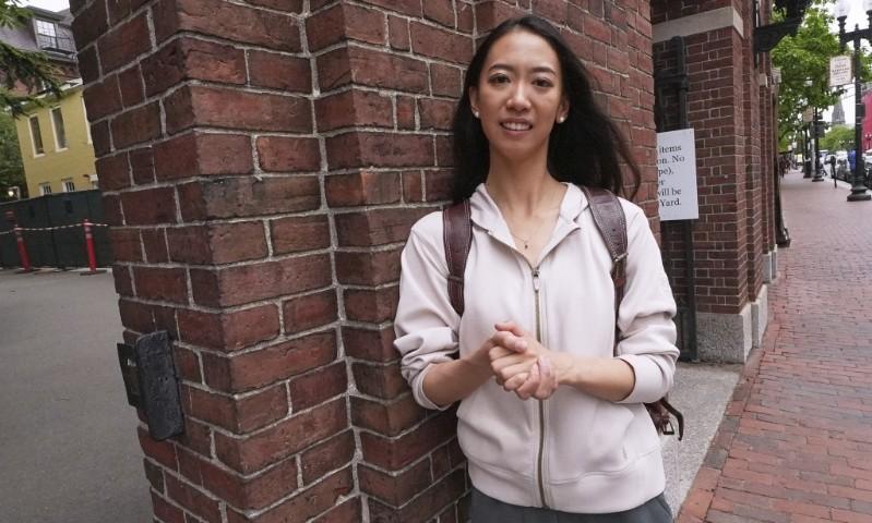 哈佛演讲的蒋雨融被拖进了风暴眼，现在她公开回应了。演讲后，有人说她的演讲是对特朗