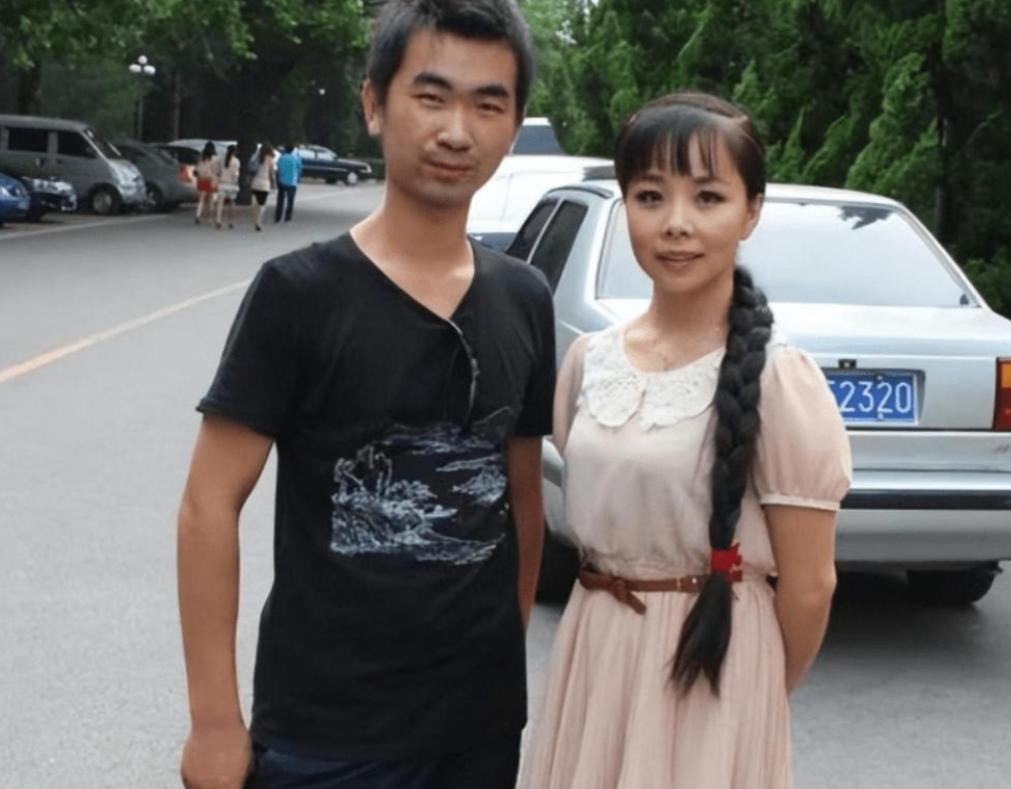 2007年，王二妮出名后，男友李飞对她说“二妮，分手吧，咱俩不是同一世界的人了。