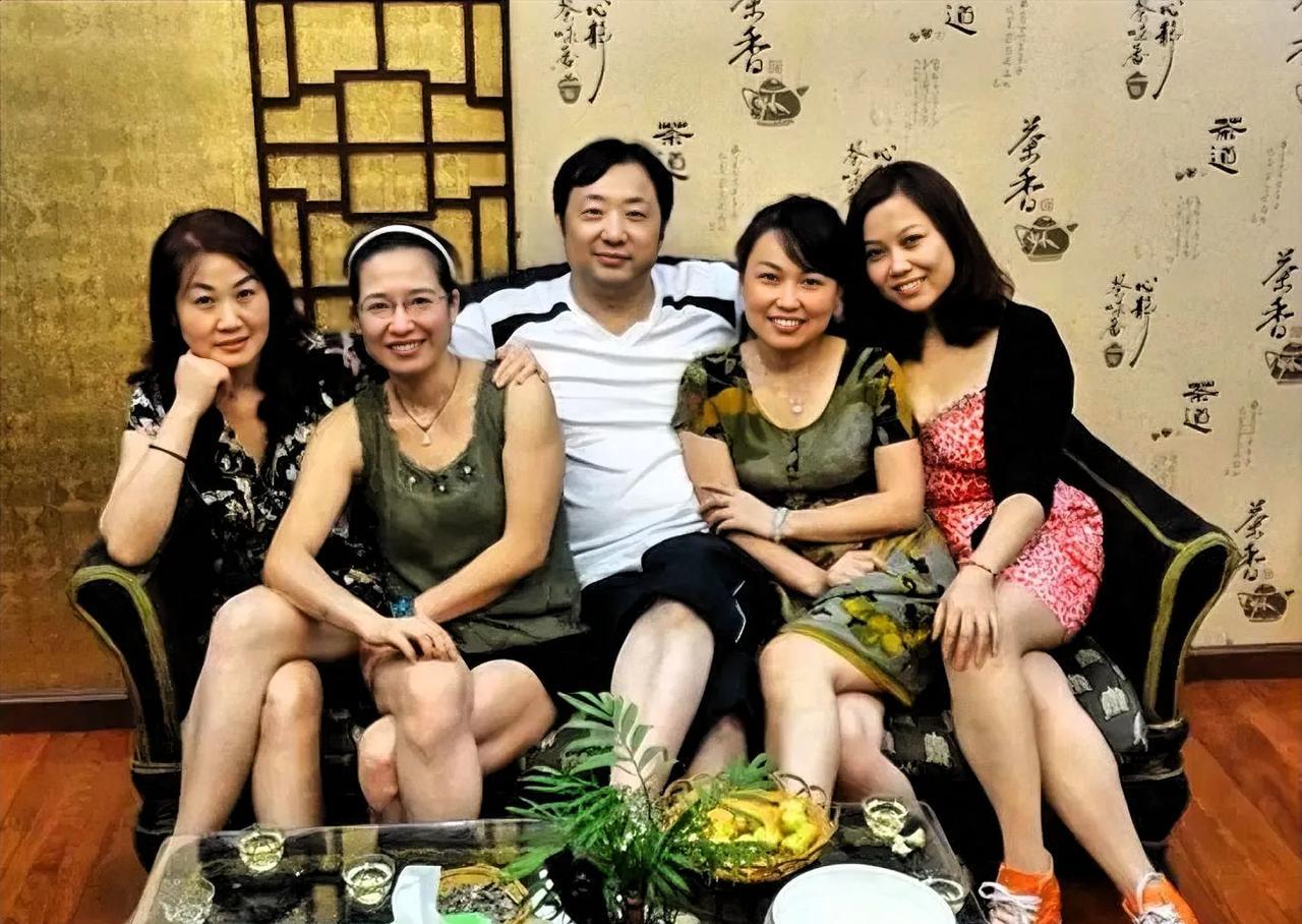 高中同桌考上大学那年，我的孩子已经两岁多了高中同学聚会的时候，我的同桌特别引人