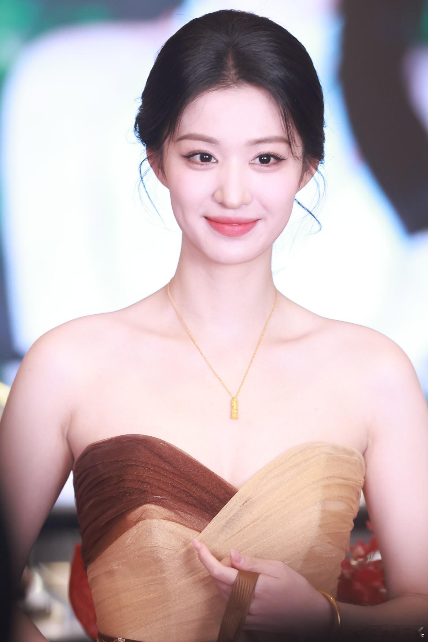 王楚然红黄拼色抹胸轻纱长裙