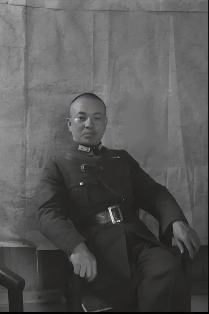 他是黄埔一期学生中第一个要求加入共产党的，他在蒋介石的拉拢下，他也是第一个退党的