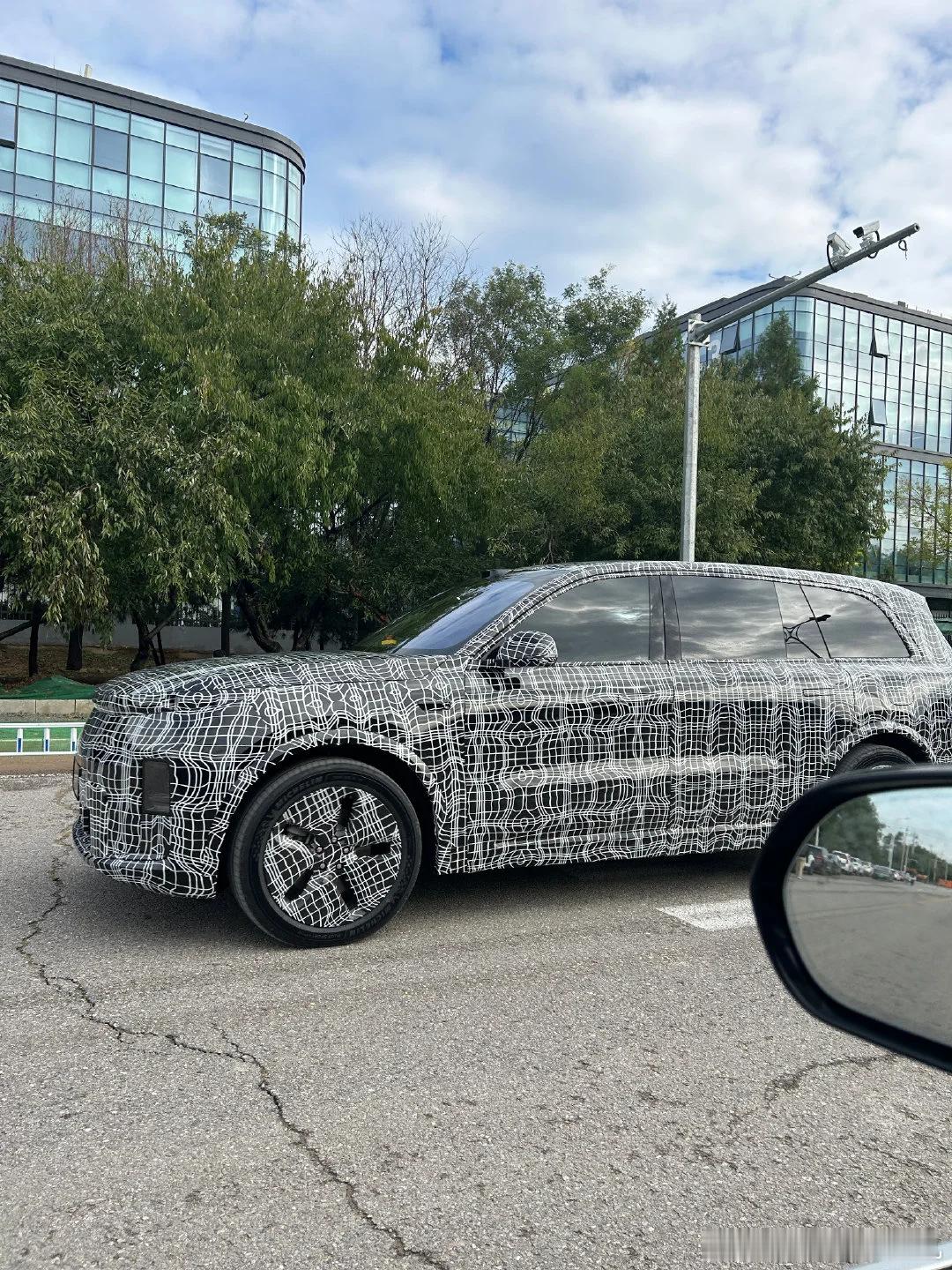 近期很多理想L9改款车型的伪装车被拍到，同时有部分信息流露出来伴随着L系列近期