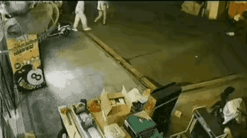 一穿长裤和一穿短裤的两美女结伴过马路，忽然从街口窜出一只白狗，径直低吼着扑向她们