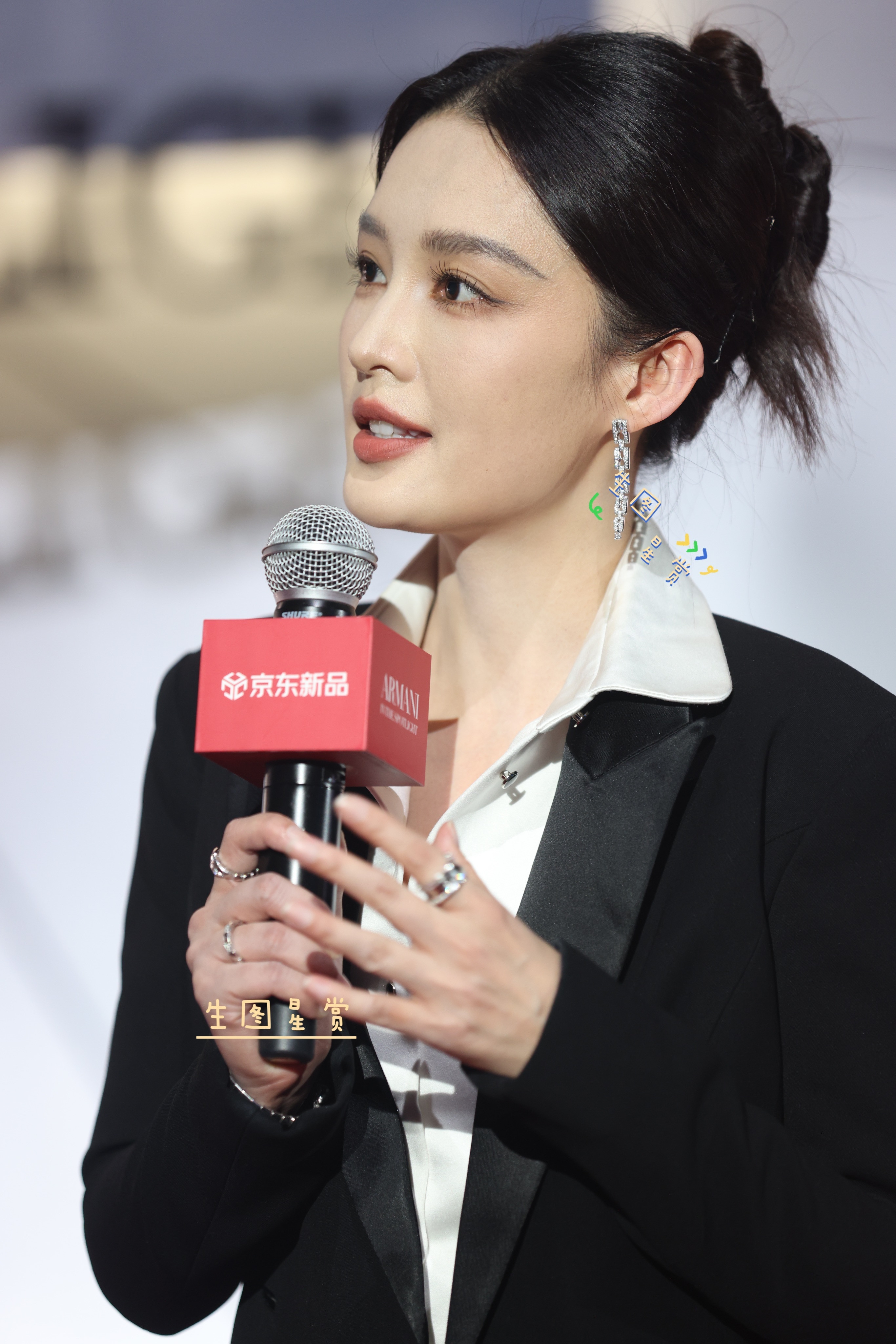 李沁阿玛尼直播活动出图西装杀的沁姐已被深深勾走了魂李沁