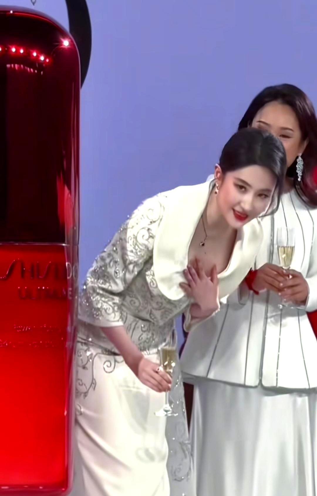 看到刘亦菲在火锅店的生图，我突然理解了什么叫“顶级自律”。110斤的体重，常年