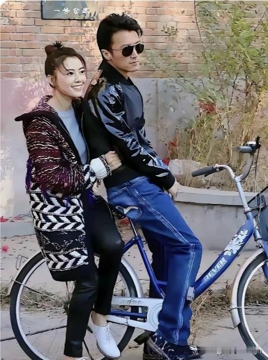 这画面太有感觉了吧！谢霆锋和高圆圆俩人儿，就那么随随便便的坐在辆自行车上，可