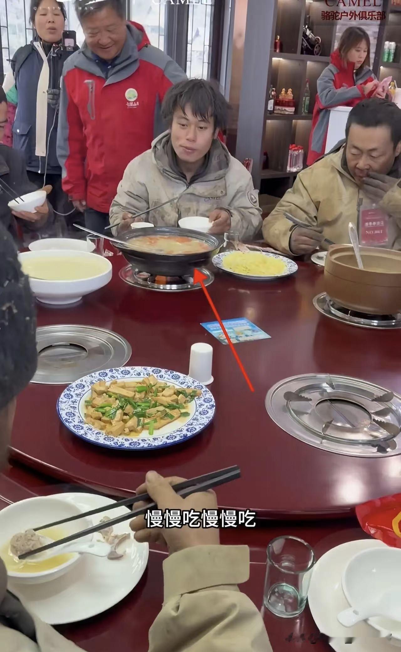 饿了四十多天的人，突然端上一盆红烧肉，你以为他们会狂吃？错了！节目组给荒野选