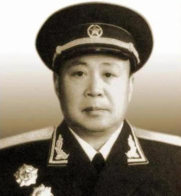 🌞1950年，大悟县公审“伪保长”。面对枪决，他仰天长啸：“我曾是徐向前的