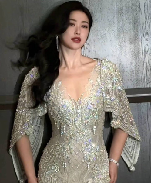 朱珠的美，是东方风骨与西方明艳的恰好相逢