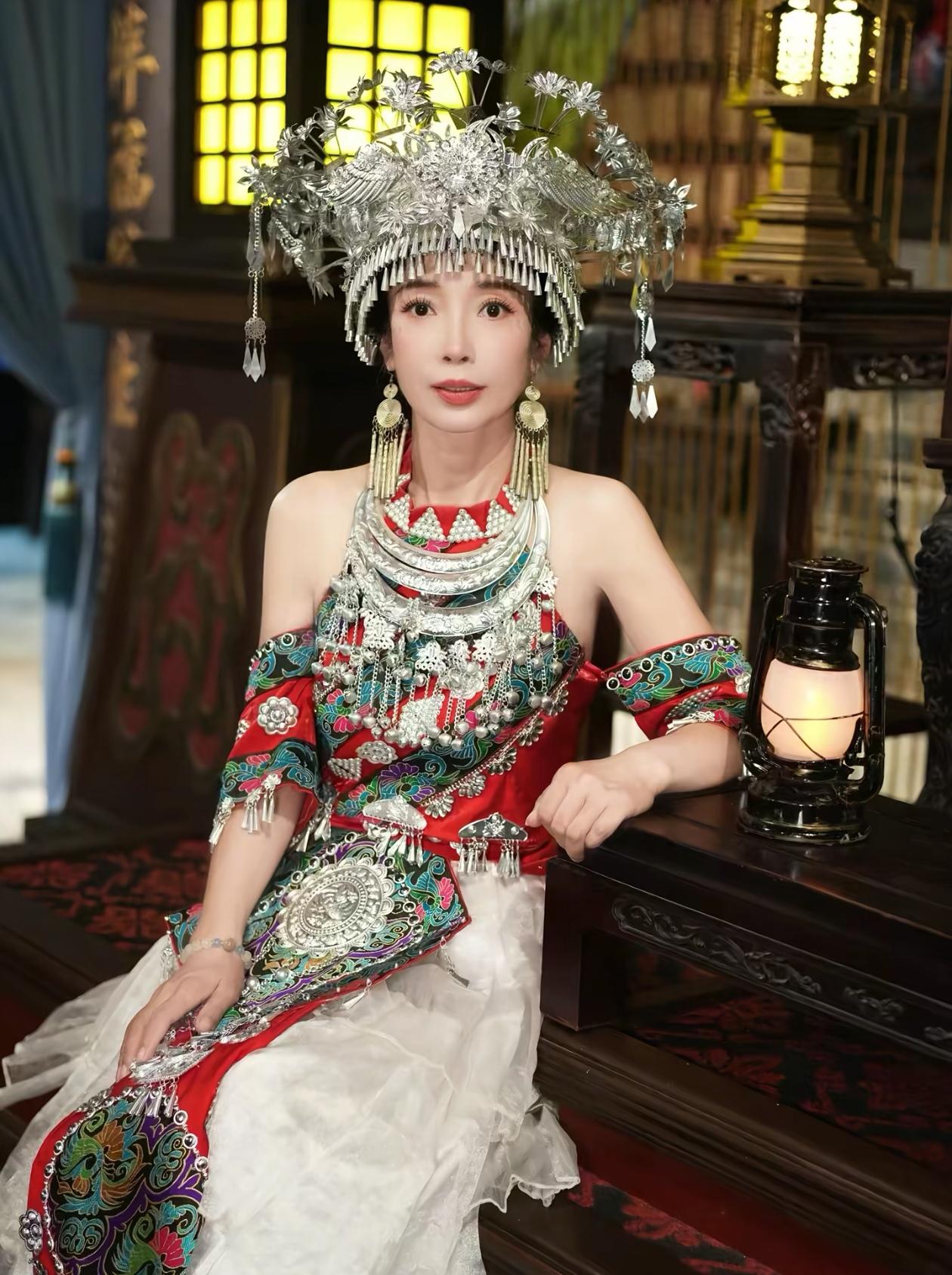湖南48岁美女万春香去世，5月份过生日时有两个4层大蛋糕，家族有几十人参加，原因