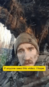 1名俄军士兵临终前的自拍。空旷的作战区域一片寂静，就只剩下他一个人，失去了通讯联