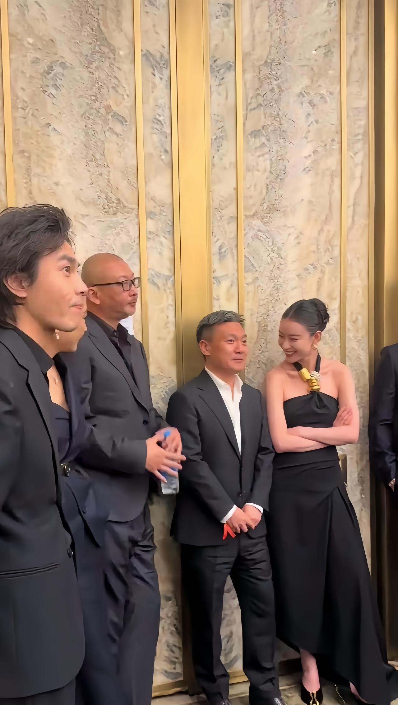 倪妮不仅长得漂亮演技好，她还善于交际，感觉她在这种场合，如鱼得水般的发挥着自己的