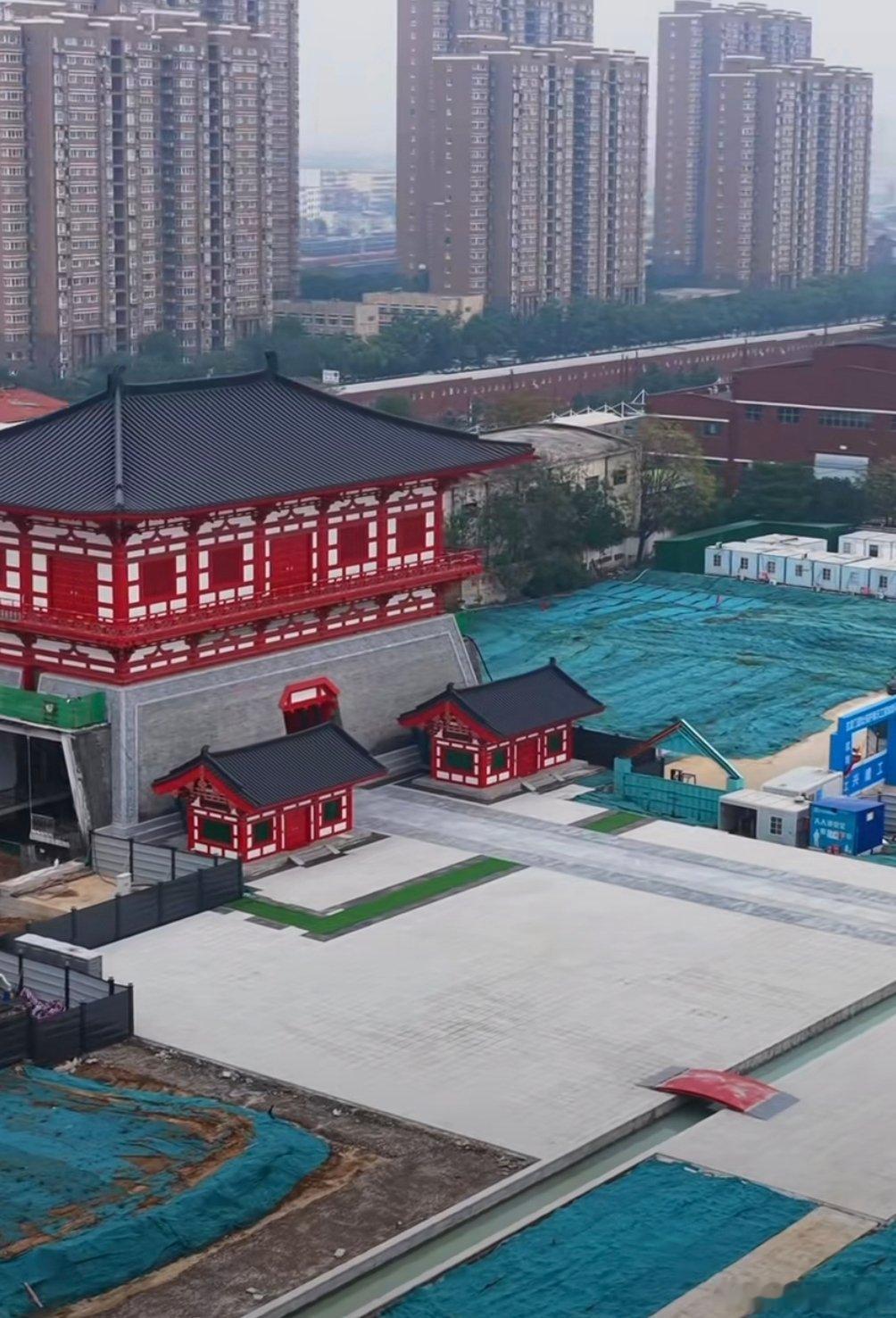 【洛阳玄武门南广场东区地表清理工作已完成】2025年9月起，该南广场就陆续启动硬