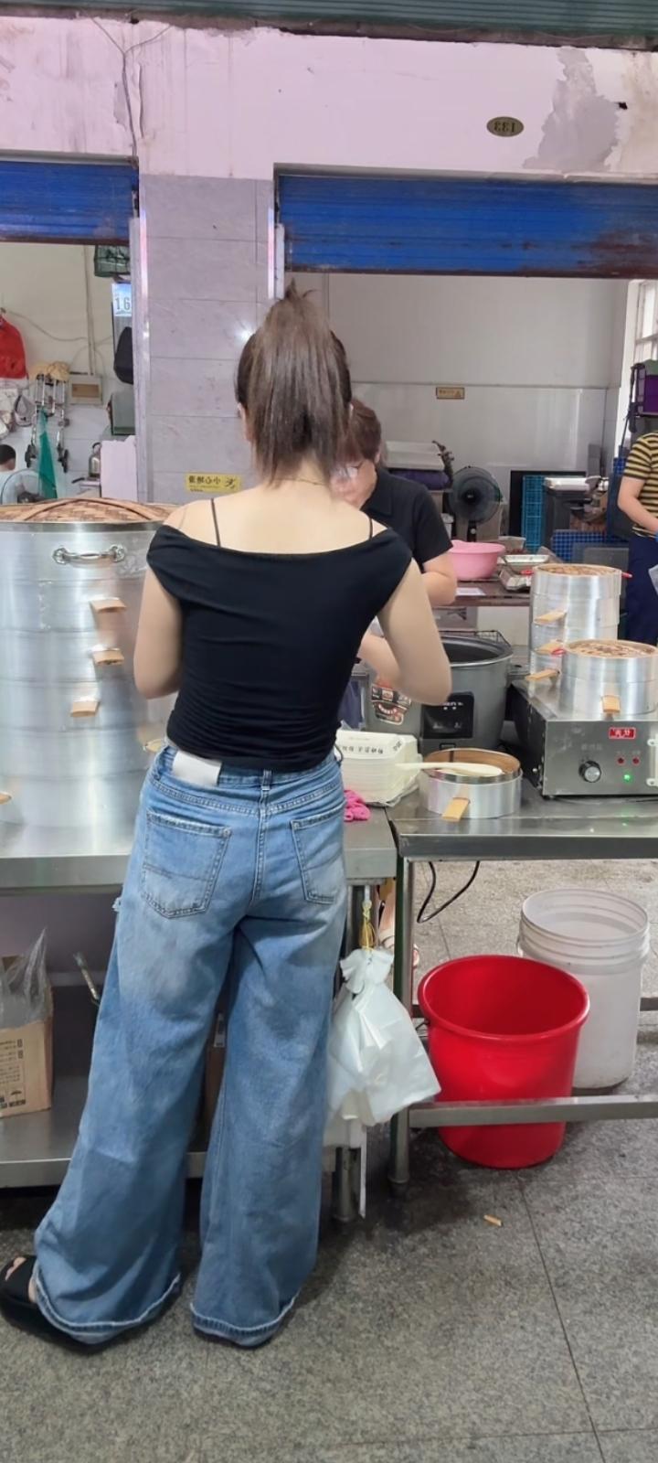 . 很多遗憾，来不及弥补；很多温柔，来不及交付；很多再见，来不及认真。后来只剩漫