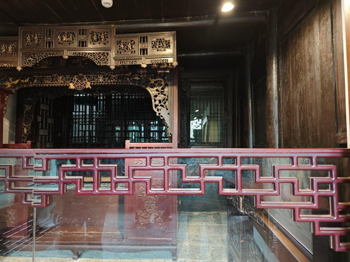 别东张西望，别听闲言碎语，别凑热闹，别管闲事。认准一条路，只管大步向前。你的人生