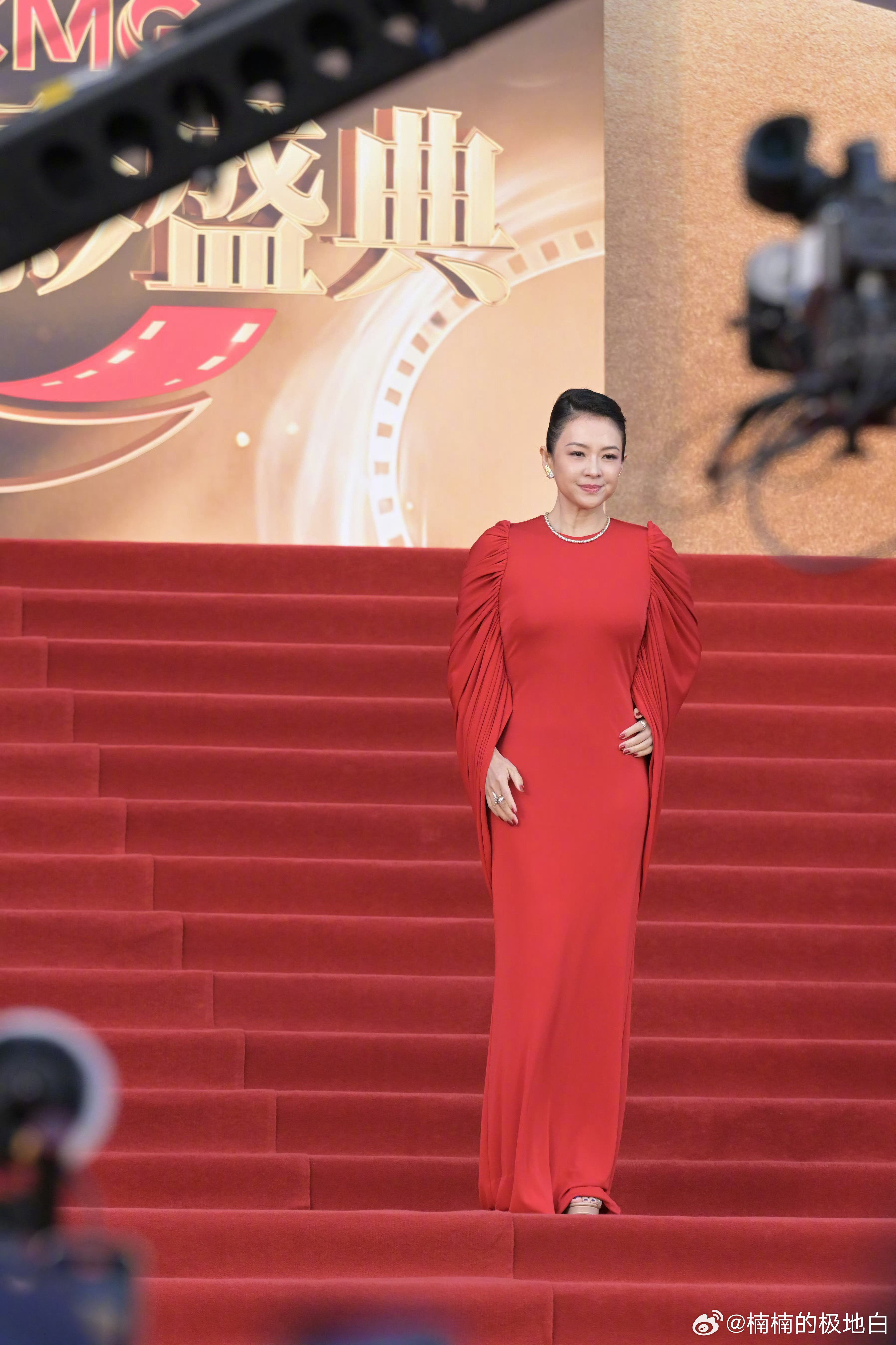 章子怡穿的比红毯还红章子怡好红啊一袭红裙艳压全场！裙摆垂坠感十足，和红毯上的金