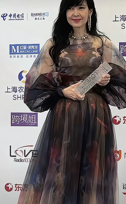 看到周慧敏这组照片后，我立刻下定了决心：回去第一件事，就是把家里那些带蕾丝拼