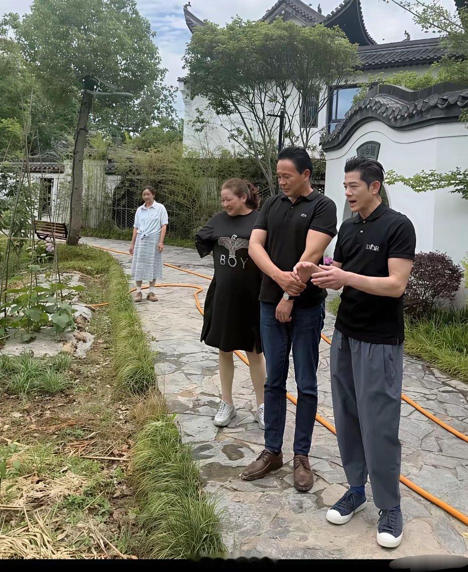 郭富城比方媛大22岁，但站一起真看不出来！方媛家条件本来就好，舅舅开民宿，家里中