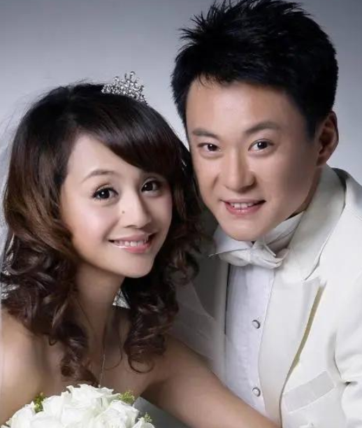 2009年，曹颖嫁给了没有名气的王斑，婚后不久就生下一个儿子，可儿子才刚满月，曹