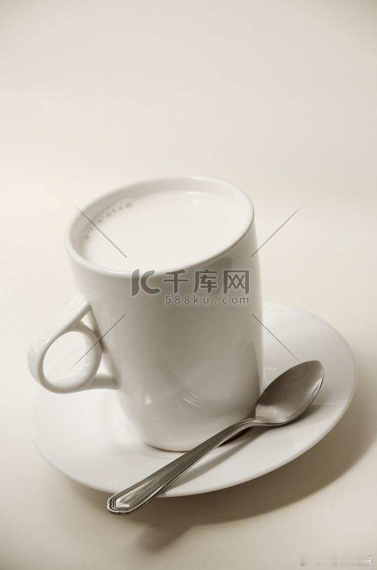 烫牛奶是善良的食物深夜加班回到家，我妈从厨房端出一杯刚烫好的牛奶，冒着热气，杯