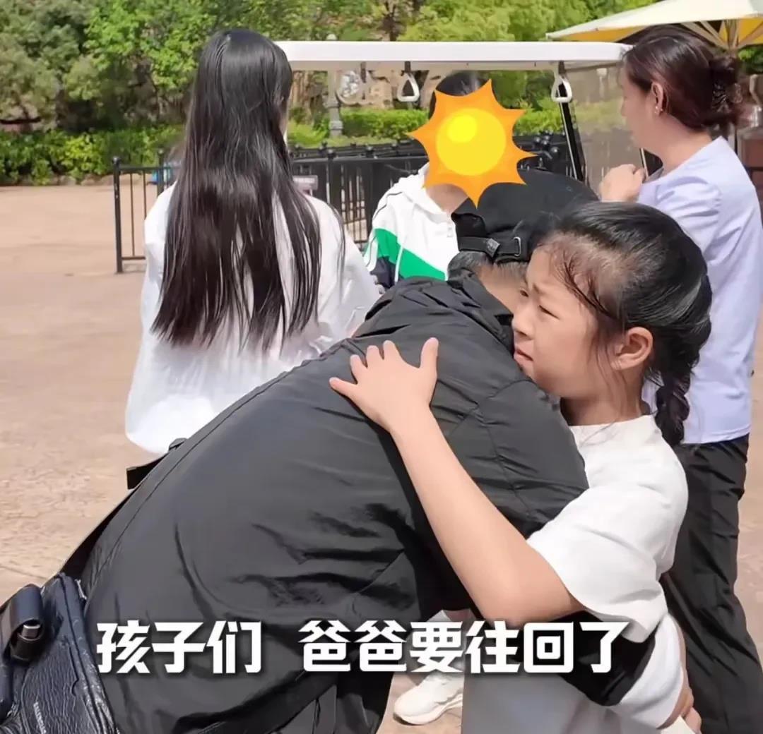 汪峰抽时间来陪伴儿女过父亲节，醒醒抱着汪峰哭的时候，会觉得汪峰欠孩子们太多太多了