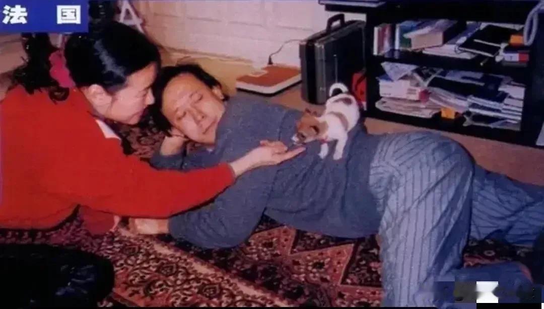 这张照片是在1991年，刘晓庆和姜文在法国巴黎的情景。姜文趴在榻上，一只可爱的