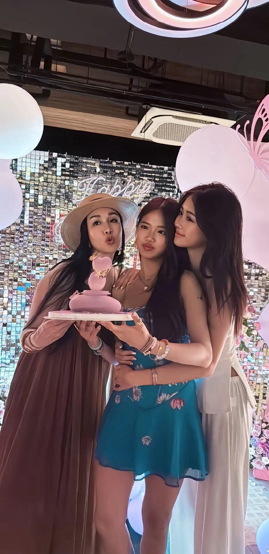 钟丽缇，难掩愧疚！3月23日，钟丽缇突然晒出近700字长文，字里行间都是自责，甚