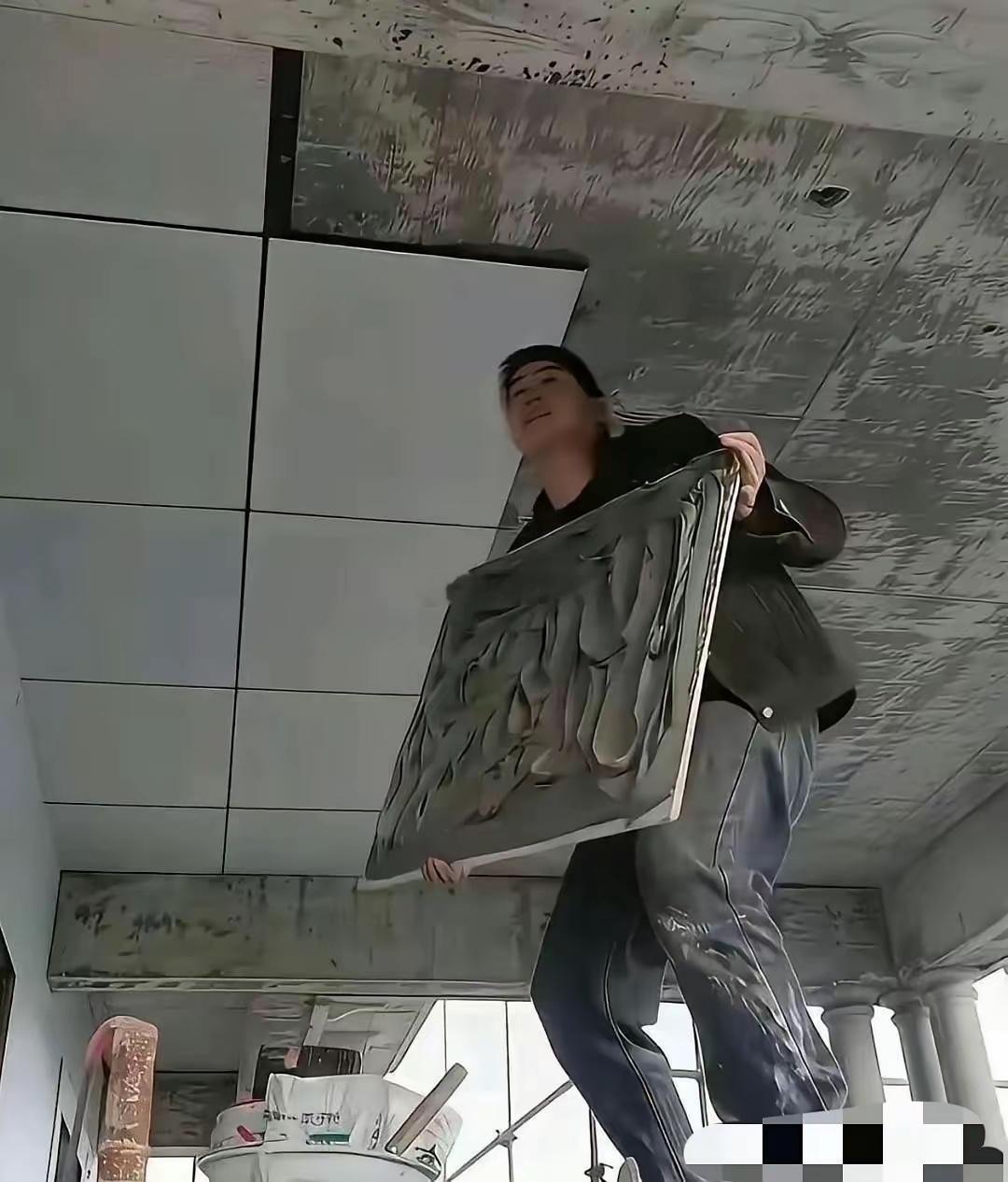 好家伙，房东也是胆大命硬之人啊！