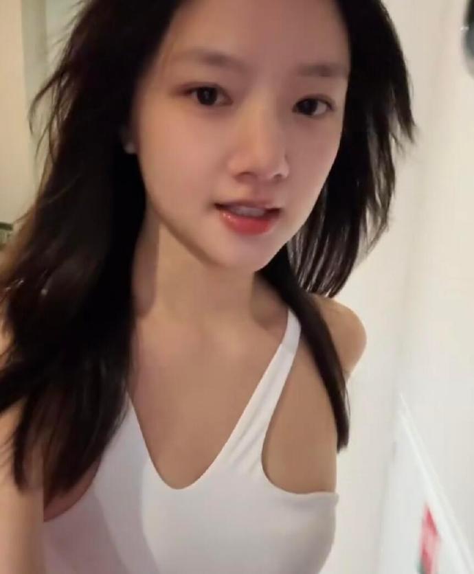 任敏好漂亮啊~白白嫩嫩的