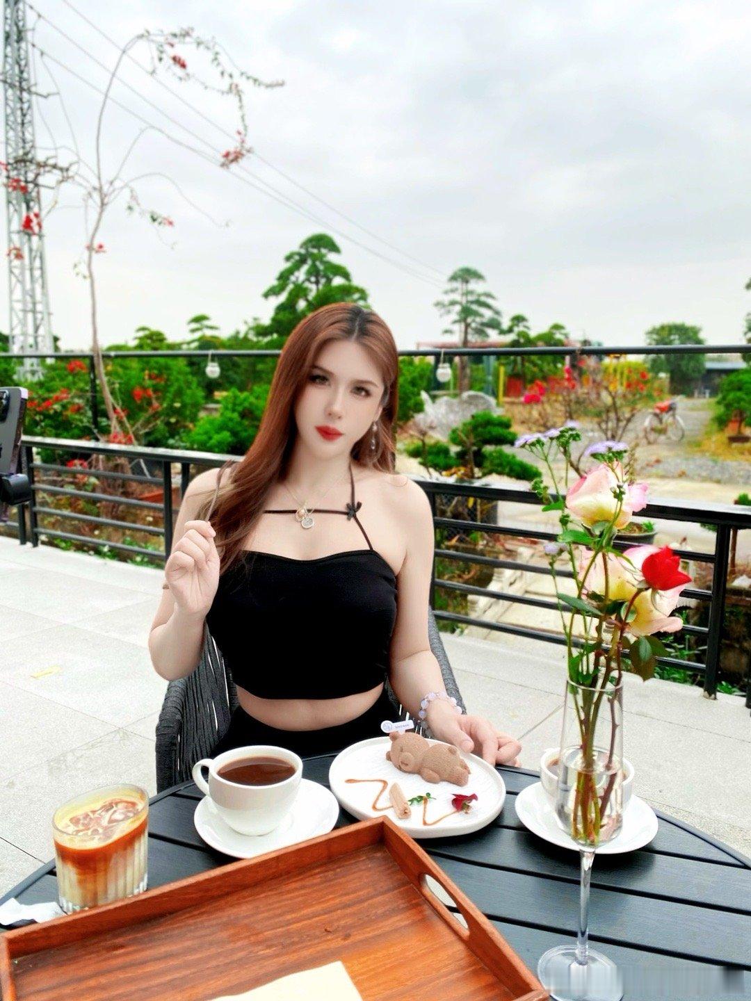 今天星期五，美式都不嫌苦辣妹热门美女漂亮小姐姐​​​