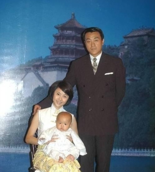 1997年，何冰和多年不见的女同学李海洋吃饭，李海洋却突然说：“我都29了