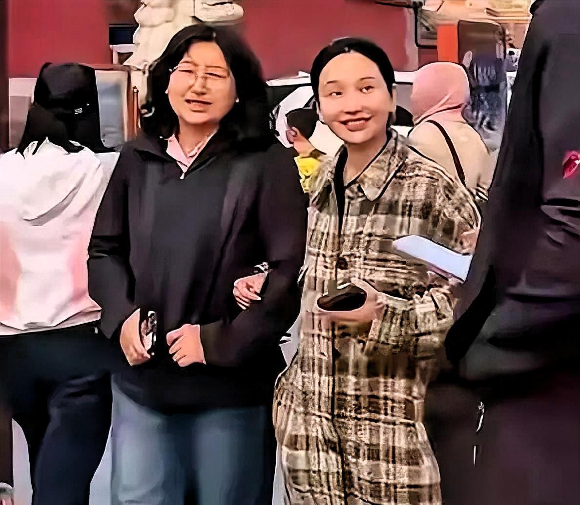 4月8日，北京鼓楼。金莎挽着一个女人的胳膊逛街，两人有说有笑，像闺蜜。那是孙