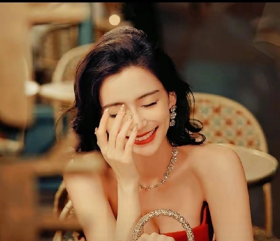 2月3日，Angelababy杨颖突然冲上热搜！这次不是因为美貌，也不是和前夫黄