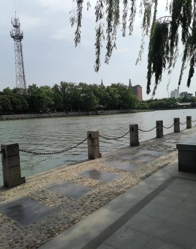 最佩服的大学是西安电子和南京理工，不是它们强势的学科排名，是它们对贫困生的静音式