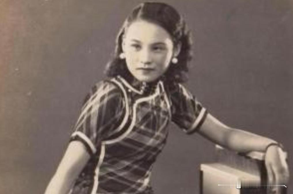 1937年，著名影星陈燕燕去闺蜜童月娟的家中做客，聊的口渴就顺手把桌上茶杯里的水