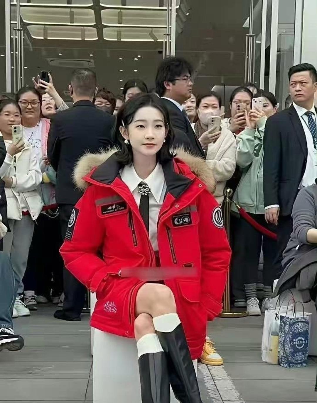 看了张艺凡才知道，原来有人翘二郎腿，一只脚可以踩到地上，这太厉害了吧！