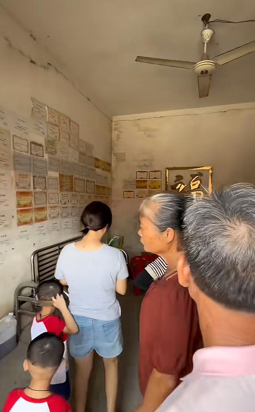 太罕见了！广西寒门学子考上北大，李氏宗祠为女孩大办活动庆贺，可惜奖励资金较少，仅