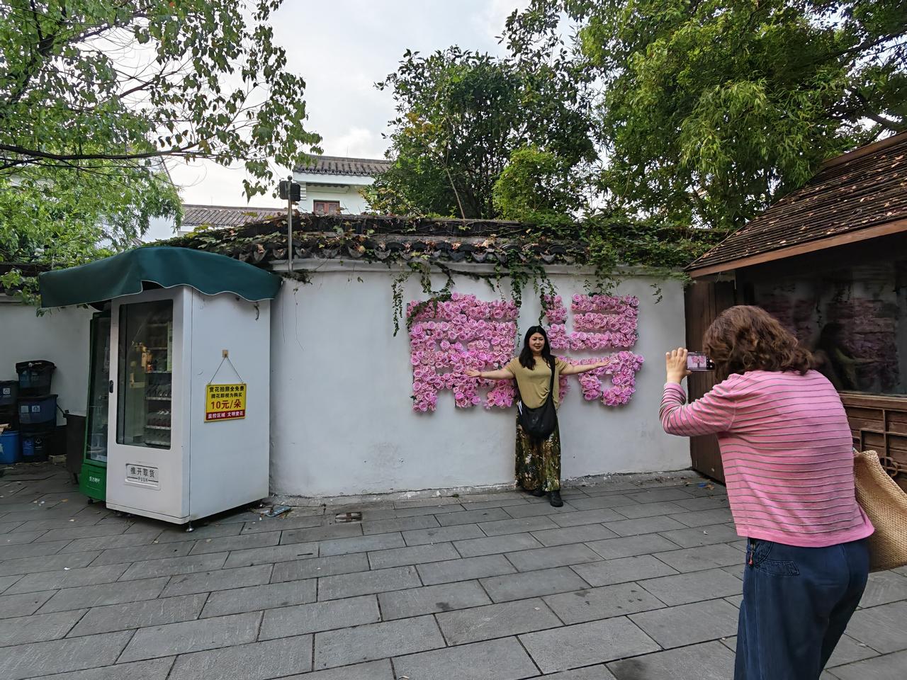 今年八月十五去钱塘江观潮。八月十四突发奇想要去旅游，钱塘江观潮。赶快联系，酒店